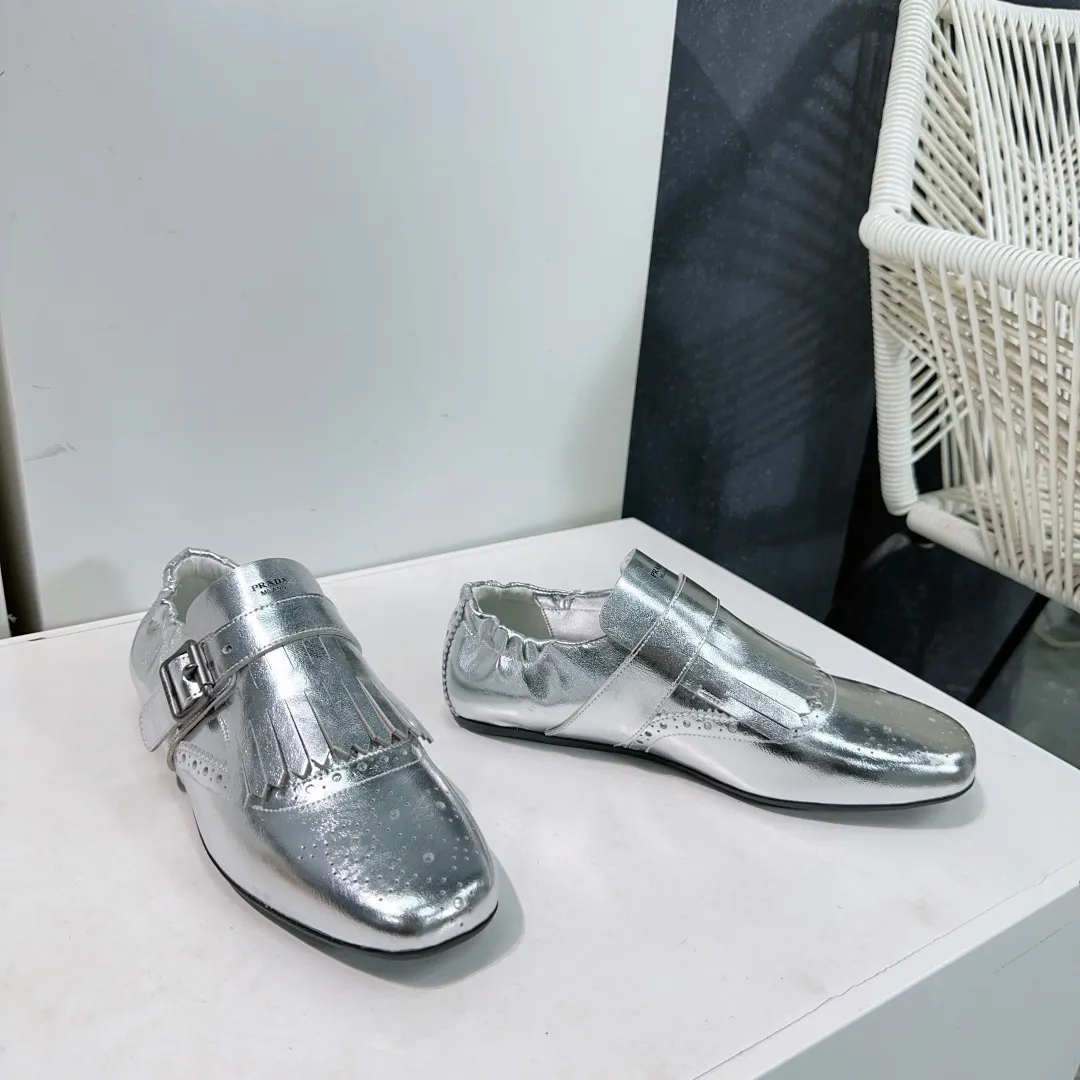 👟👟Ex-factory price 580👟👟! Prada 25 spring and summer catwalk new brogue carved tassel retro loafers and slippers series 🔥 🌟🌟🌟This shoe deliberately presents a classic and retro style, with both masculine temperament and feminine style, forming a binary contrast, highlighting the iconic style of the Prada series. The tassels are crafted using special craftsmanship, and details such as buckles and brogue patterns reveal traditional charm. An unconventional and surprising reinterpretation, the shoe is re-launched in a more fashionable design. The upper is made of imported calfskin, the lining is sheepskin, and the original molded rubber sole. Number of yards: 35-40 (40 pieces are non-refundable). Comes with original packaging.